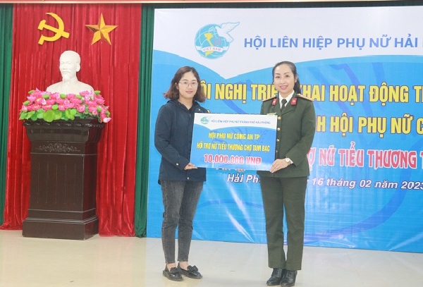 Hội Phụ nữ Công an thành phố  trao kinh phí hỗ trợ các nữ tiểu thương chợ Tam Bạc